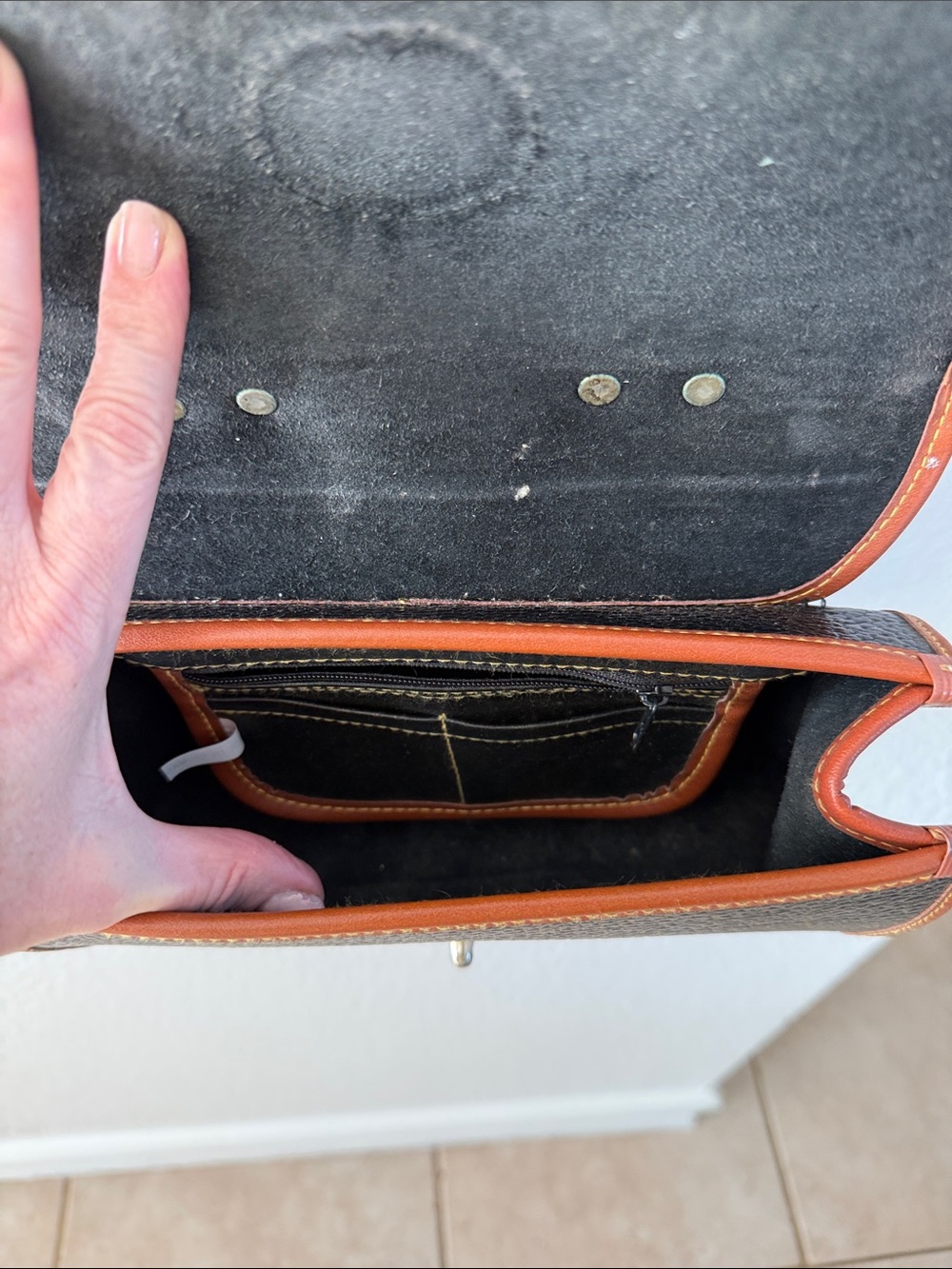 Vintage Dooney and Bourke AWL Black British Tan Hinge Bar Doctor Bag Crossbody - Picture 4 of 5